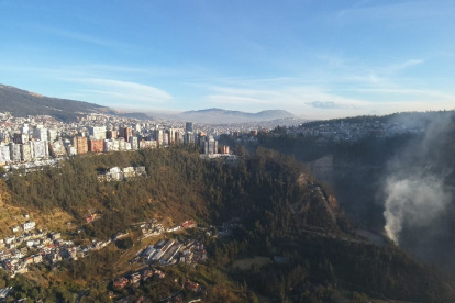 Imágenes aéreas de los Bomberos captaron parte de la zona devastada por el incendio en Guápulo, en Quito.