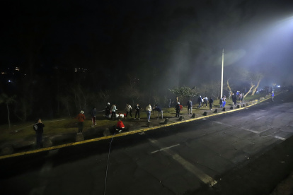 Comunidad. Los moradores de las zonas afectadas trabajaron en conjunto para ayudar a los bomberos y militares a apagar el fuego.