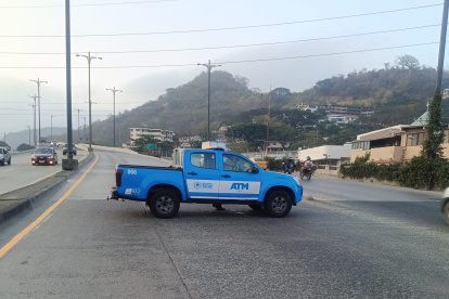 Camionestas de la ATM bloquean el paso al túnel.
