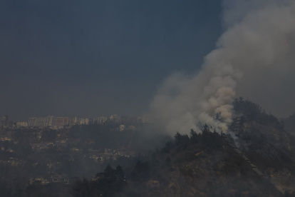 Incendio forestal en el ingreso a Guápulo, en Quito.