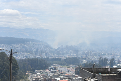 El incendio en la av. Simón Bolívar aumentó la columna de humo en el sector entre la Ruta Viva y la autopista Rumiñahui.