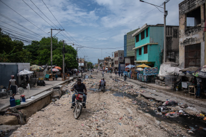 Motociclistas transitan por una calle este lunes, del centro de Puerto Príncipe (Haití).