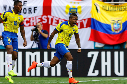 Michael Arroyo (d) junto a Antonio Valencia en el festejo de gol en la selección ecuatoriana