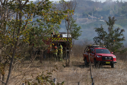 Personal del Cuerpo de Bomberos de Guayaquil en el sector Casas Viejas.