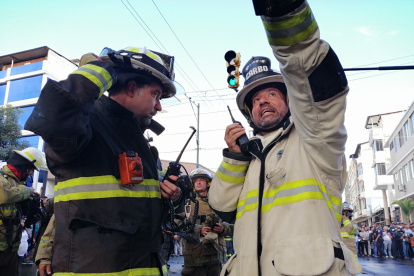 Ayuda. Un equipo de bomberos de Guayaquil servirán de apoyo a los de Quito.