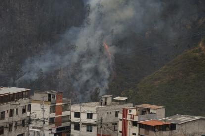 Las llamas del incendio que comenzó en Guápulo y se propagó a otras laderas se podía observar desde las viviendas.