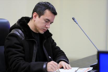 El presidente Daniel Noboa suspendió su agenda en Estados Unidos para liderar las acciones de respuesta por los incendios forestales en la capital.