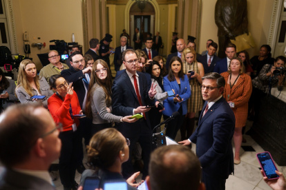 El presidente de la Cámara de Representantes de Estados Unidos, Mike Johnson, habla con los medios de comunicación en el Capitolio, en Washington, este miércoles 25 de septiembre.