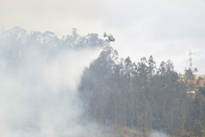 El ministro de Defensa dijo que drones y parapentes dificultaban el trabajo de los helicópteros que intentaban apagar los incendios en Quito.