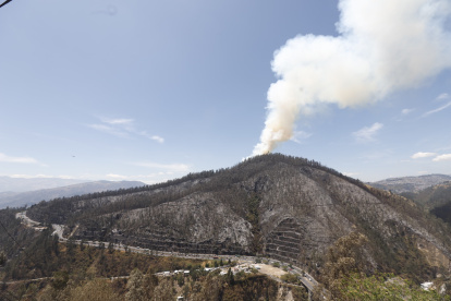 La columna de humo que se generó por el incendio en el cerro Auqui alertó a las personas en Quito.