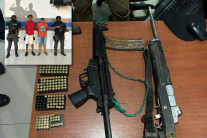 En un video se observa que por más de un minuto los agentes escarbaron en la tierra para llegar hasta el armamento.