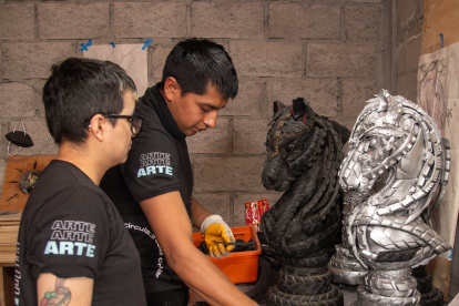 Dos artistas preparas esculturas que exhibirán en la quinta edición.
