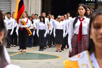 En el Colegio San José, 30 adultos formaron parte del juramento a la bandera de esta institución.