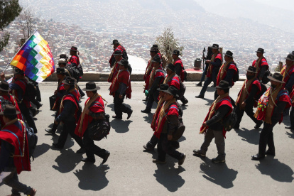 Indígenas pertenecientes a los "Ponchos Rojos" participan en una protesta este miércoles en La Paz (Bolivia).