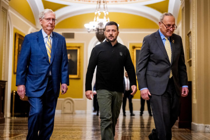 El líder de la mayoría en el Senado de EE.UU. Chuck Schumer (d) y el senador Mitch McConnell (i) caminan junto al presidente de Ucrania,Volodímir Zelenski, en el Capitol de Estados Unidos en Washington (EE.UU.).