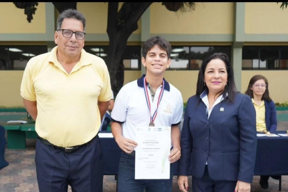 Galo Ruiz ganó el segundo lugar en la feria Challenger 593 del colegio Mariscal Sucre