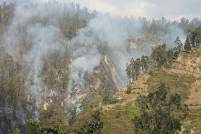 Helicóptero militar con descargas de agua sofoca los focos de fuego que se reactivaron en el cerro Auqui.