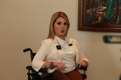 Kronfle es abogada con diploma en Derecho Público.