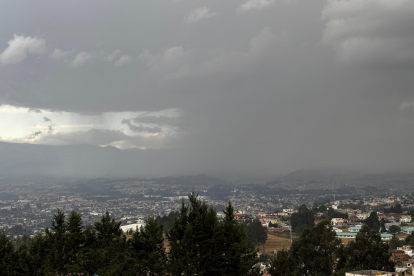 La lluvia cayó en sectores del norte, sur y valle de Quito.