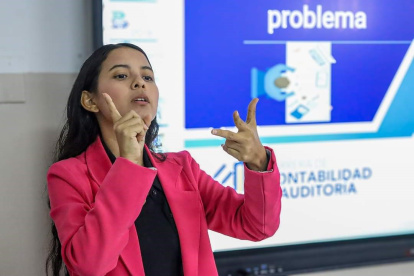 Sustentación. Bellanira Molina expuso su tesis en lenguaje de señas.