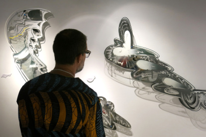 Una persona observa una obra del artista Edwin Maurás Maldonado, durante su exposición en la galería A.Cueto, en San Juan.