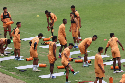 Dieciséis juveniles entrenan con el primer plantel de Barcelona, entre ellos: Juan Usma, Jandry Gómez y Allen Obando.