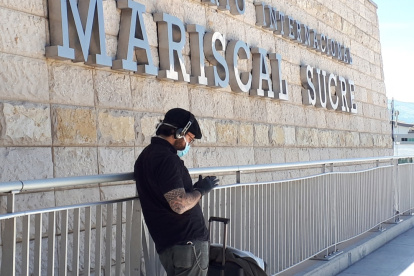 Fotografía de archivo de un pasajero que espera afuera en la terminal del aeropuerto internacional Mariscal Sucre en Quito (Ecuador).