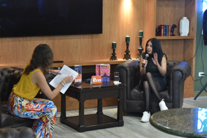 La escritora Mónica Ojeda duraten el conversatorio.