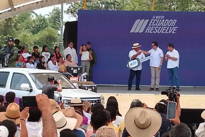 Acto. El presidente hizo la entrega oficial de las unidades.