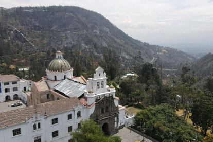 Afectación. Las laderas que rodean este barrio fueron consumidas por las  llamas. Desde el mirador de Guápulo se podía visualizar las áreas afectadas.