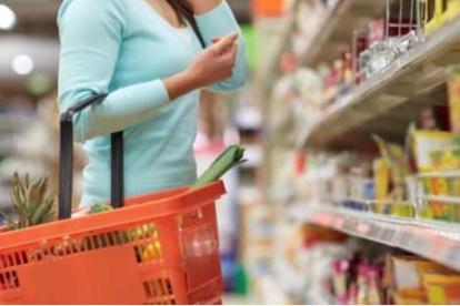 Mercado. Una persona realiza compras.