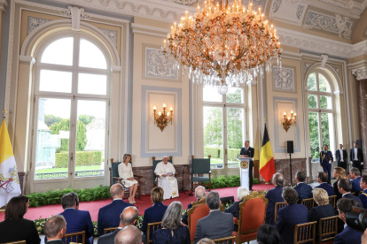 El Papa Francisco, junto con la Reina Mathilde y el Rey Philippe, pronuncia un discurso ante las autoridades, en Laken, cerca de Bruselas.