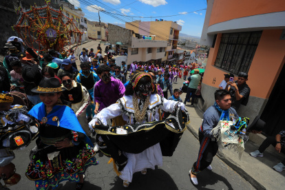 Personas usan trajes alegóricos durante la tradicional fiesta de la "Mama Negra" este martes, en Latacunga (Ecuador).