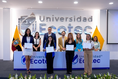 El evento reunió a estudiantes, familiares y autoridades locales en una celebración de mérito y talento.