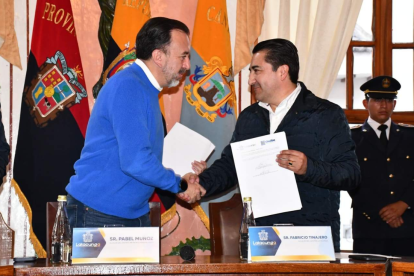 Durante la firma del convenio entre los alcaldes de Quito y Latacunga.