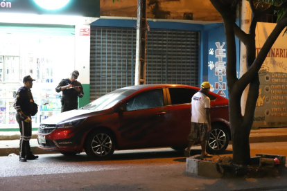 El vehículo de la víctima quedó abandonado con la evidencia de los tiros.