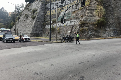 En el sector del Sena, sur de la ciudad, los agentes de tránsito se encuentran gestionando el tránsito