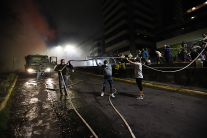 Apoyo. Vecinos combatieron el fuego en la González.