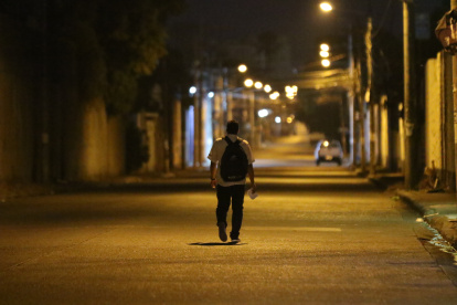 Ambiente. Un ciudadano regresaba a su domicilio en Mapasingue Oeste, la noche del miércoles 11, minutos antes de que se iniciara el apagón.