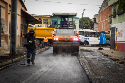 Las labores incluyen mantenimiento del pavimento.