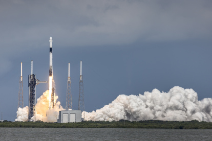 Titusville (United States), 28/09/2024.- NASA"s SpaceX Crew-9 mission lifts off in a Dragon spacecraft, on a SpaceX Falcon 9 rocket, from the launch pad of Space Launch Complex-40 at Cape Canaveral Space Force Station in Florida, USA, 28 September 2024. The SpaceX Crew-9, initially planned to transport four crew members to the International Space Station (ISS), is taking off with two open seats to return the Boeing Crew Flight Test NASA astronauts Barry E. Wilmore and Sunita Williams to Earth due to technical issues with the Boeing Starliner mission. EFE/EPA/CRISTOBAL HERRERA-ULASHKEVICH