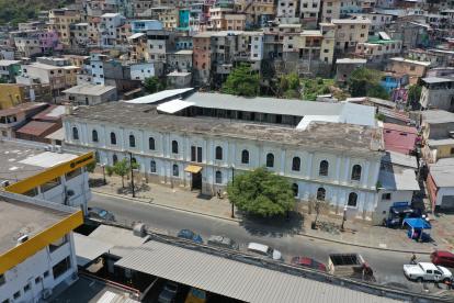 Este edificio funcionó más de cincuenta años, y lleva abandonado casi el mismo tiempo. Está en la calle Julián Coronel.