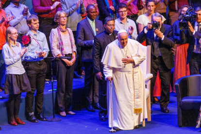Leuven (Belgium), 28/09/2024.- Pope Francis (C), during a meeting with students of the French-speaking Catholic University of Louvain (UCLouvain) in Louvain la Neuve, Belgium, 28 September 2024. Pope Francis is in Belgium on a trip to "the heart of Europe" to discuss the continent"s role in the world. The pastoral visit to Brussels, focusing on the celebrations of the 600th anniversary of the Catholic University of Leuve in Belgium, will last until 29 September. In 1968, the Catholic University of Leuven splits into Dutch-speaking and French-speaking universities. (Papa, Bélgica, Bruselas) EFE/EPA/OLIVIER MATTHYS
