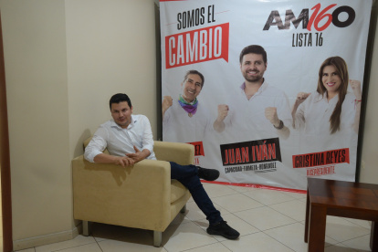 En Guayaquil. Víctor Bravo permanece en la sede de Amigo, donde se reúnen con militantes y llevan a cabo labores administrativas.