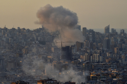 Beirut (Lebanon), 28/09/2024.- Smoke rises following Israeli strikes in the Chiyah area in the southern suburbs of Beirut, Lebanon, 28 September 2024. The Israeli army (Tsahal) said on 28 September 2024 on X (formerly Twitter) that Hezbollah leader Hassan Nasrallah was killed in an overnight strike on Beirut. Hezbollah confirmed the death of Nasrallah in a statement on 28 September 2024. Israel"s military stated that it is "continuing to operate to degrade and dismantle Hezbollah" infrastructure and capabilities in Lebanon by conducting "a series of targeted strikes". (Líbano, Hizbulá/Hezbolá) EFE/EPA/WAEL HAMZEH