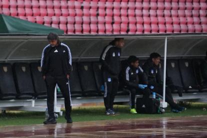 Leonel Álvarez no sabe que hacer, ya no da en Emelec.