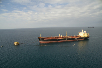 Medios. Embarcación que funciona en una flota de transportación de combustible, como parte de un circuito de aprovisionamiento logístico.