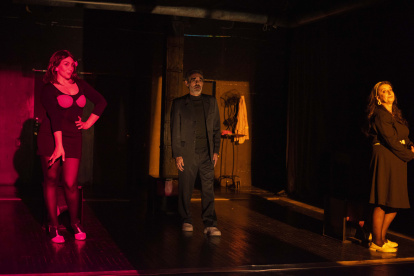 La comedia es protagonizada por Juana Guarderas, Alfredo Espinosa y Antonella Mora.