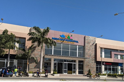 Fachada del mercado municipal de Playas, provincia del Guayas. Sus comerciantes piden atenciones para evitar daños en los productos por el corte de luz