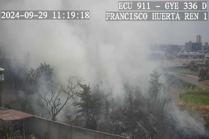 La columna de humo fue vista en diferentes sectores del norte de Guayaquil.